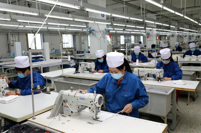 鄂爾多斯 人民健康高于一切，防護用品生產(chǎn)車間全力以赴保供應